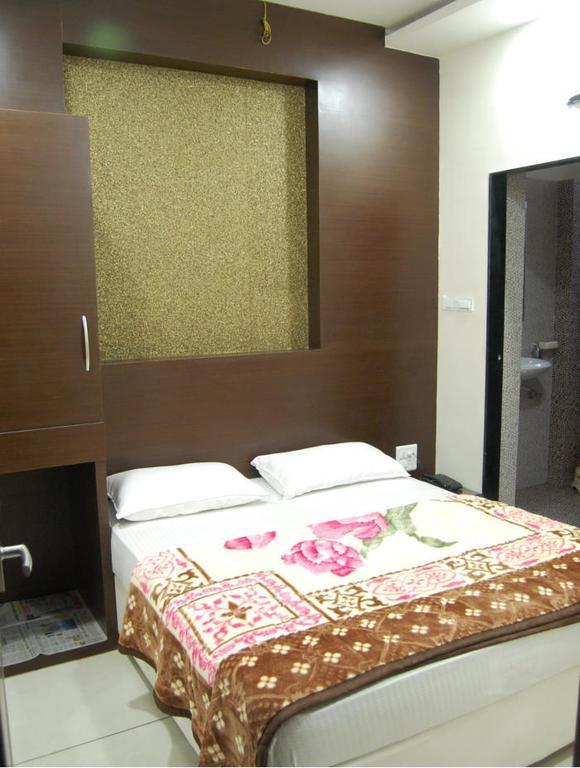 Hotel Poonam Palace ウッジャイン 部屋 写真