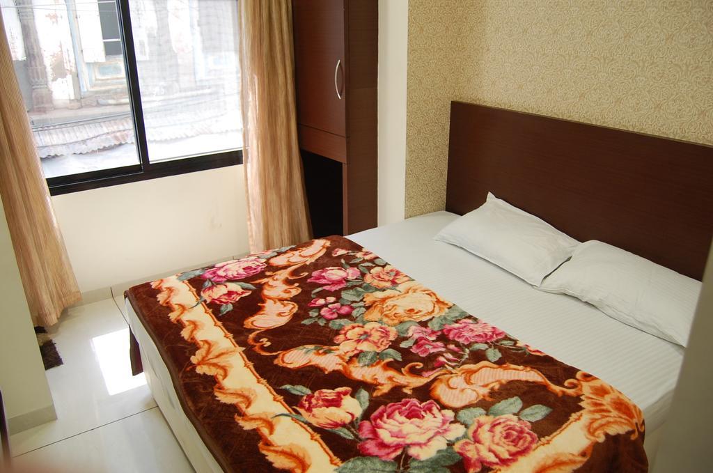 Hotel Poonam Palace ウッジャイン エクステリア 写真